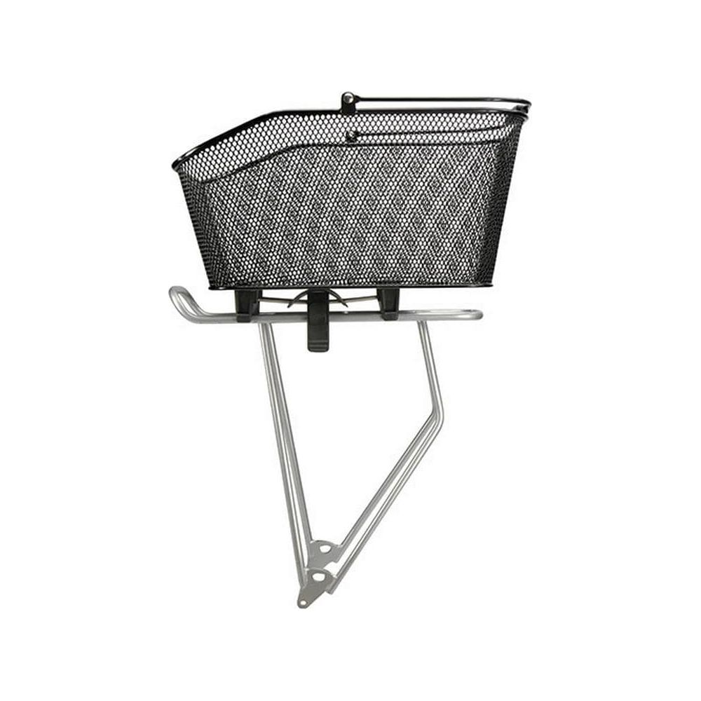 Ein schwarzer Fahrradkorb aus Netzgewebe ist auf einem silbernen Metallträger vor weißem Hintergrund montiert.