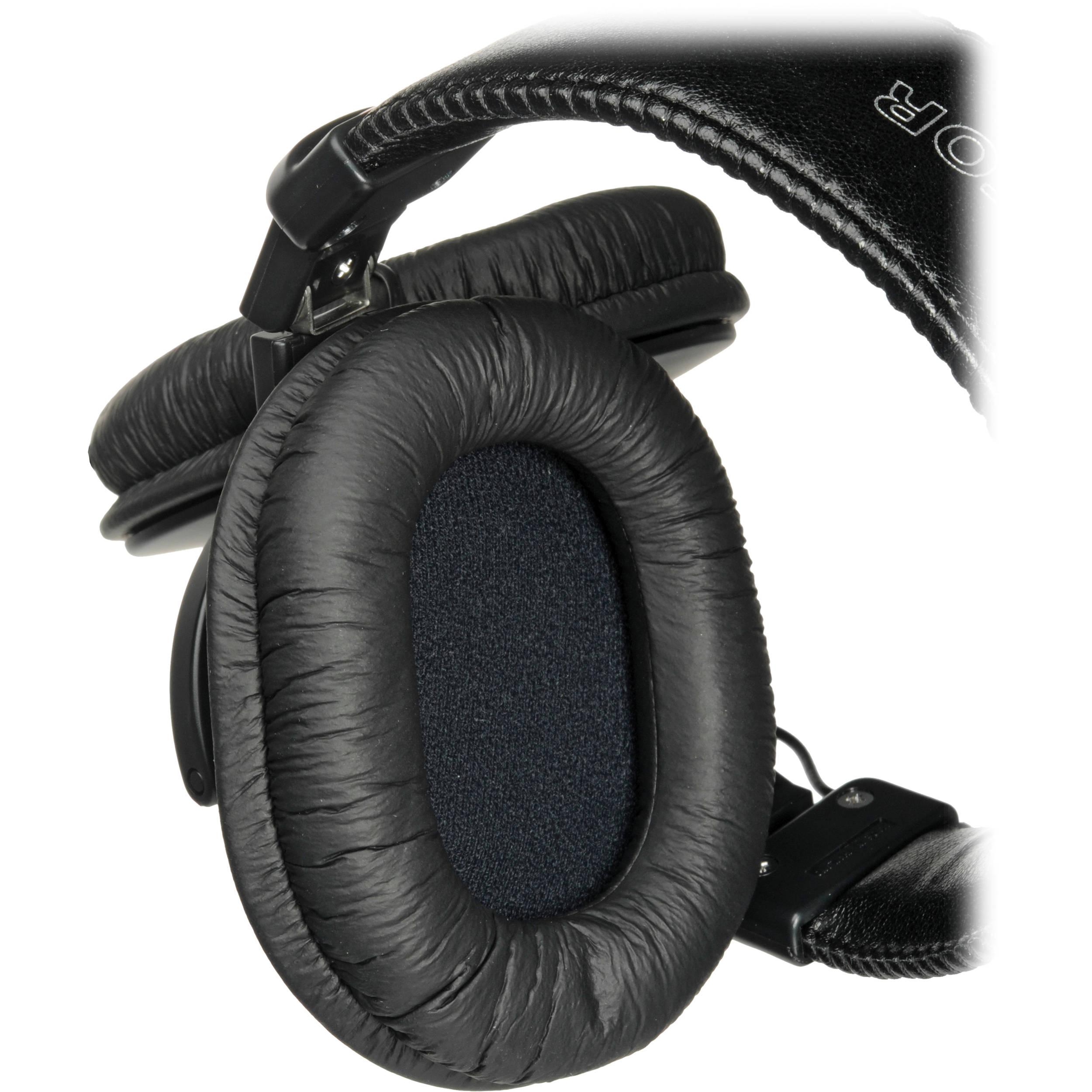 Schwarze Kopfhörer mit gepolsterten Ohrmuscheln und Nähten.