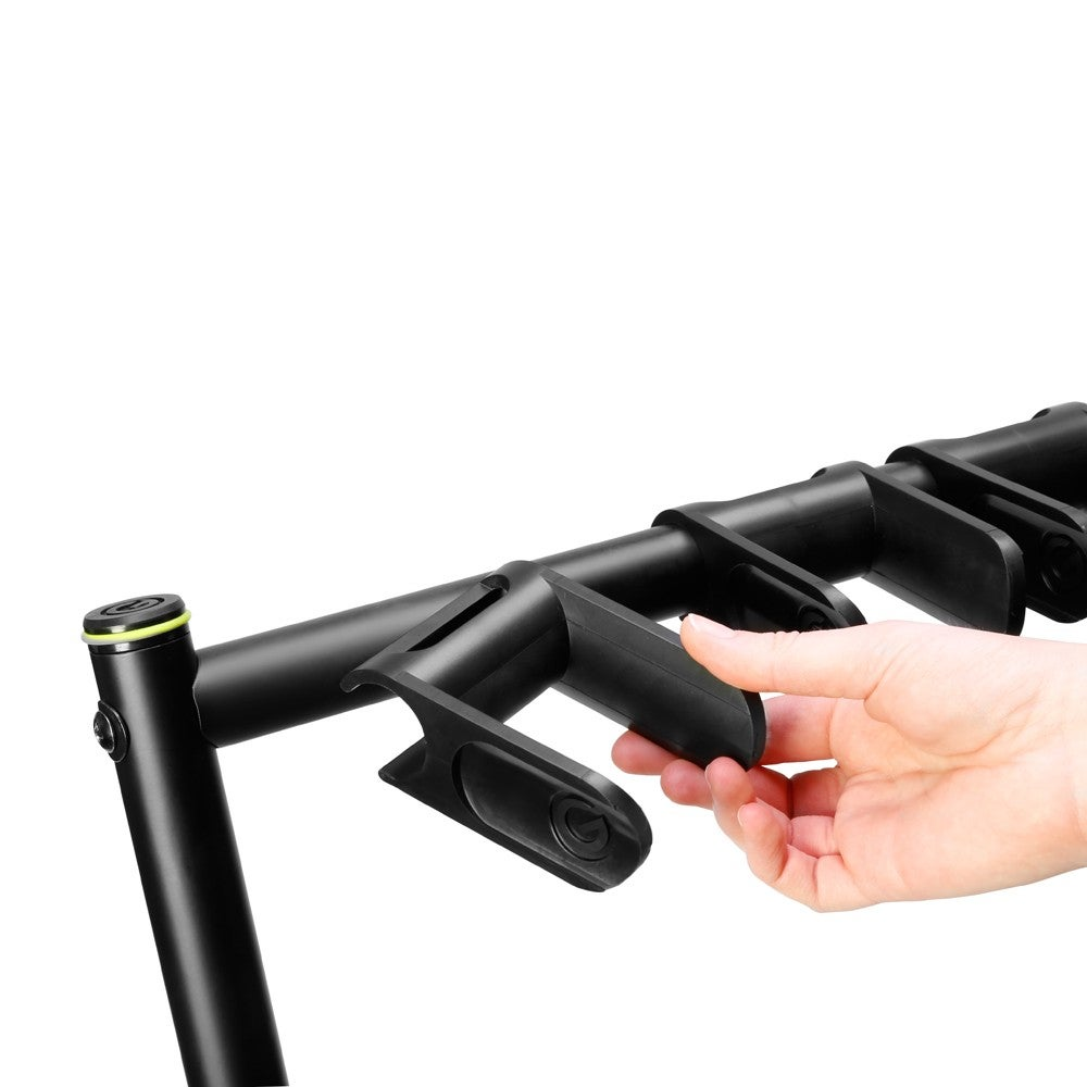 Eine Hand greift nach einem schwarzen Griff an einem Gerät mit weißem Hintergrund.