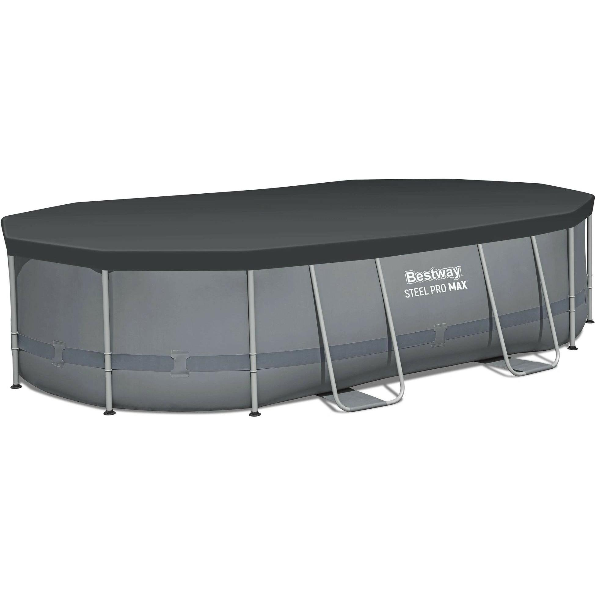 Piscine ovale à cadre métallique couverte d'une bâche grise.