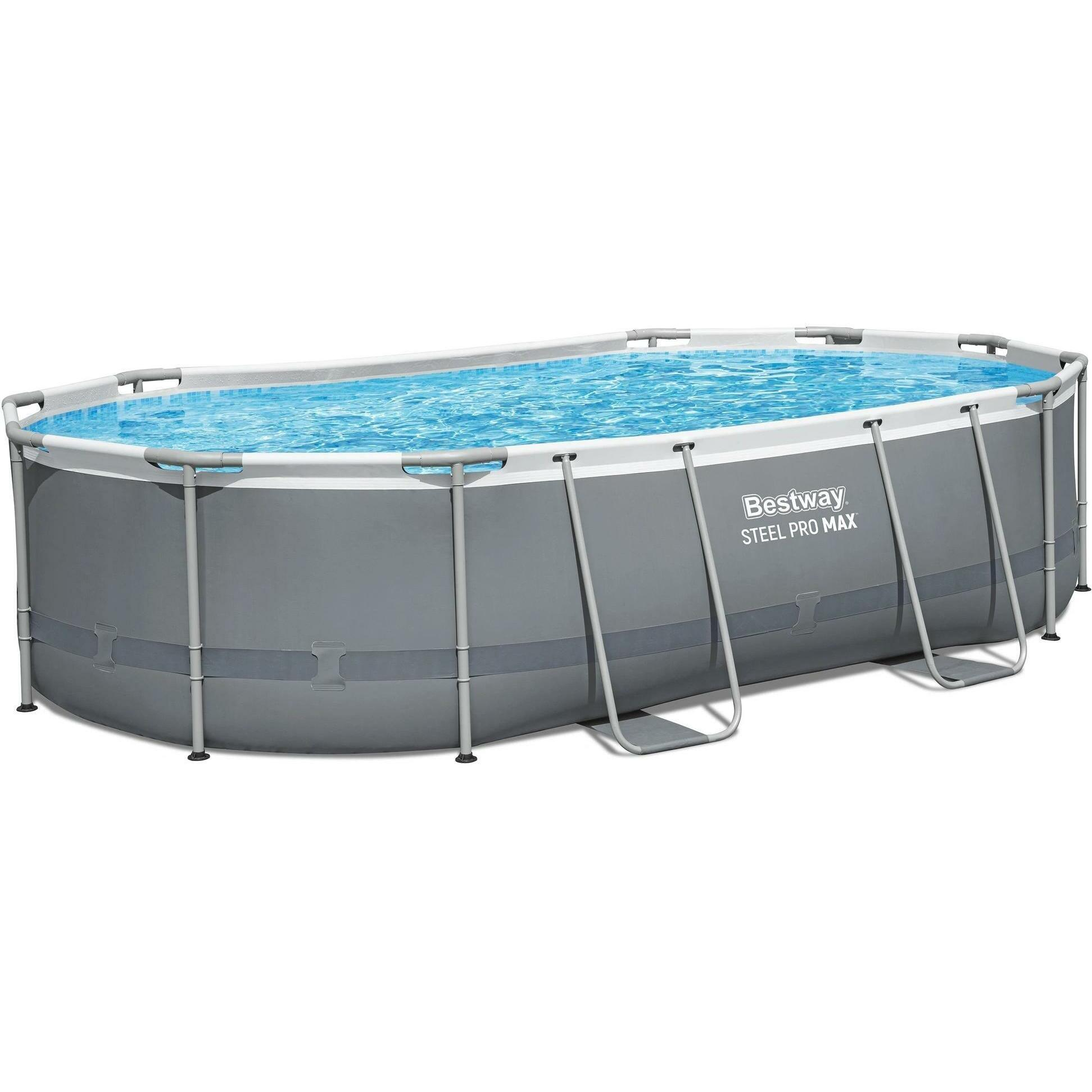 Une piscine ovale hors sol avec des parois grises et de l'eau bleue.
