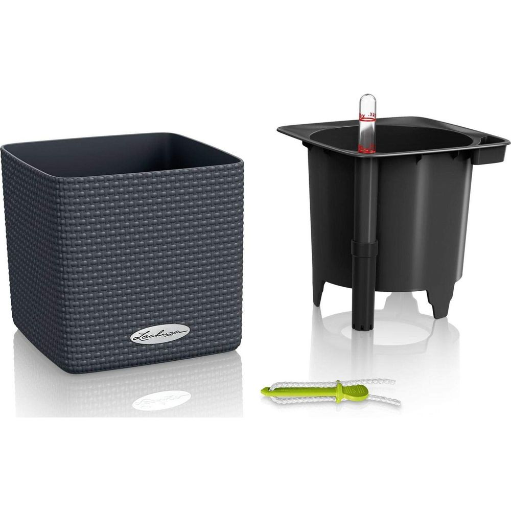 Dunkelgrauer Rattan-Pflanzkasten mit schwarzem Einsatz und Wasserstandsanzeiger.
