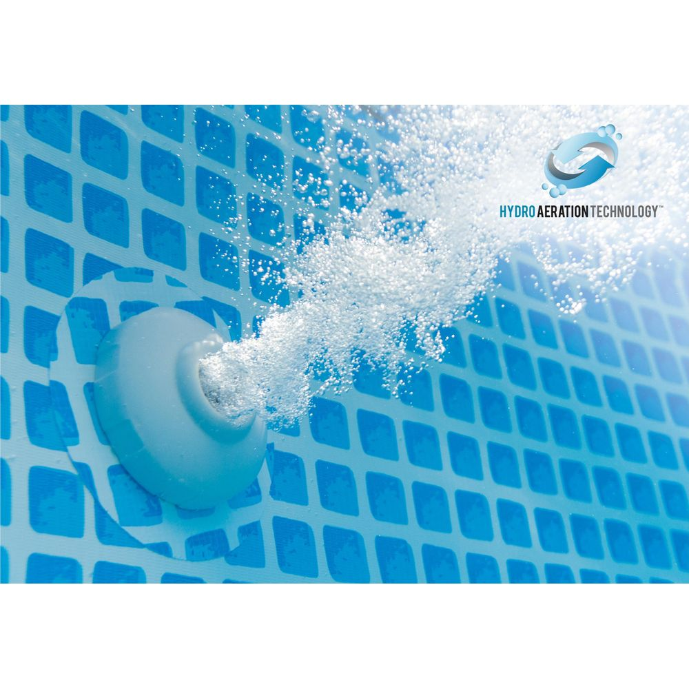 Une buse de sortie d'eau projette de l'eau et des bulles dans une piscine bleue.
