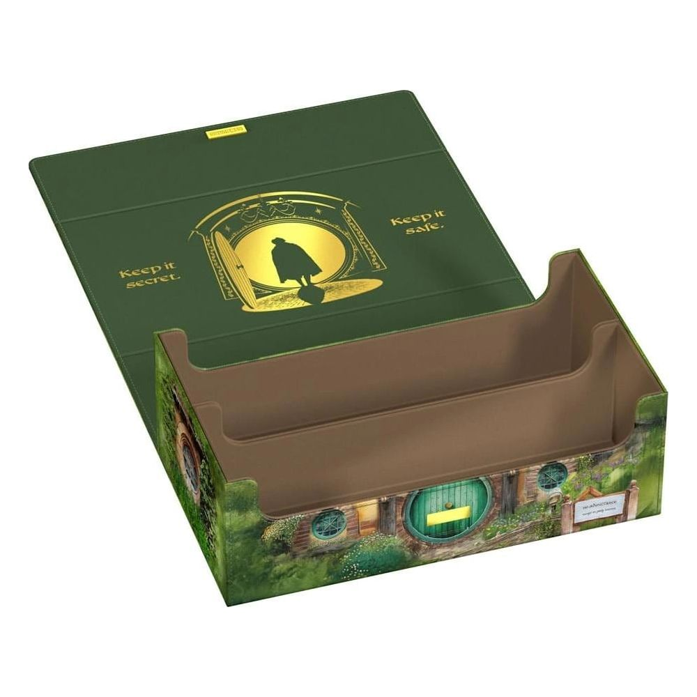 Boîte de rangement verte avec design de maison de hobbit et silhouette de personnage devant une porte.