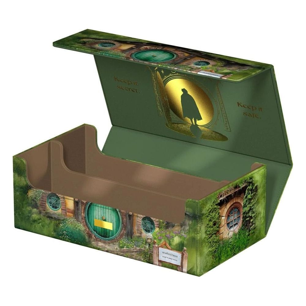 Boîte à cartes verte thème trou de hobbit, couvercle ouvert. Portes et fenêtres rondes.