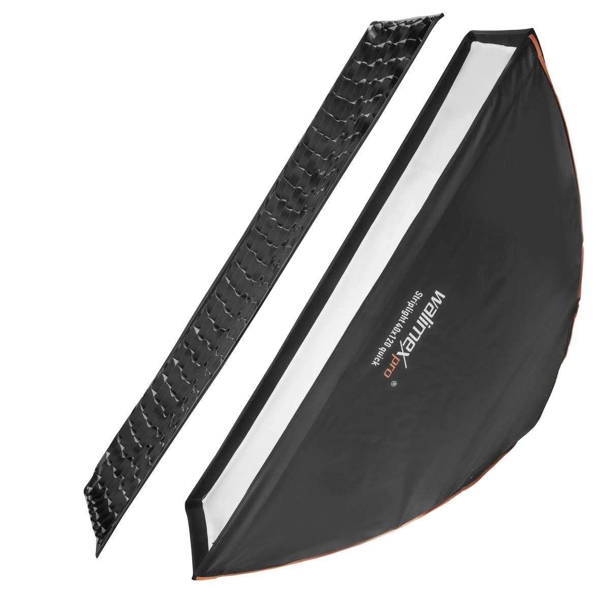 Eine schwarze Walimex Pro Striplight 40x120 Quick Softbox wird diagonal mit einem Wabenraster vor weißem Hintergrund gezeigt.