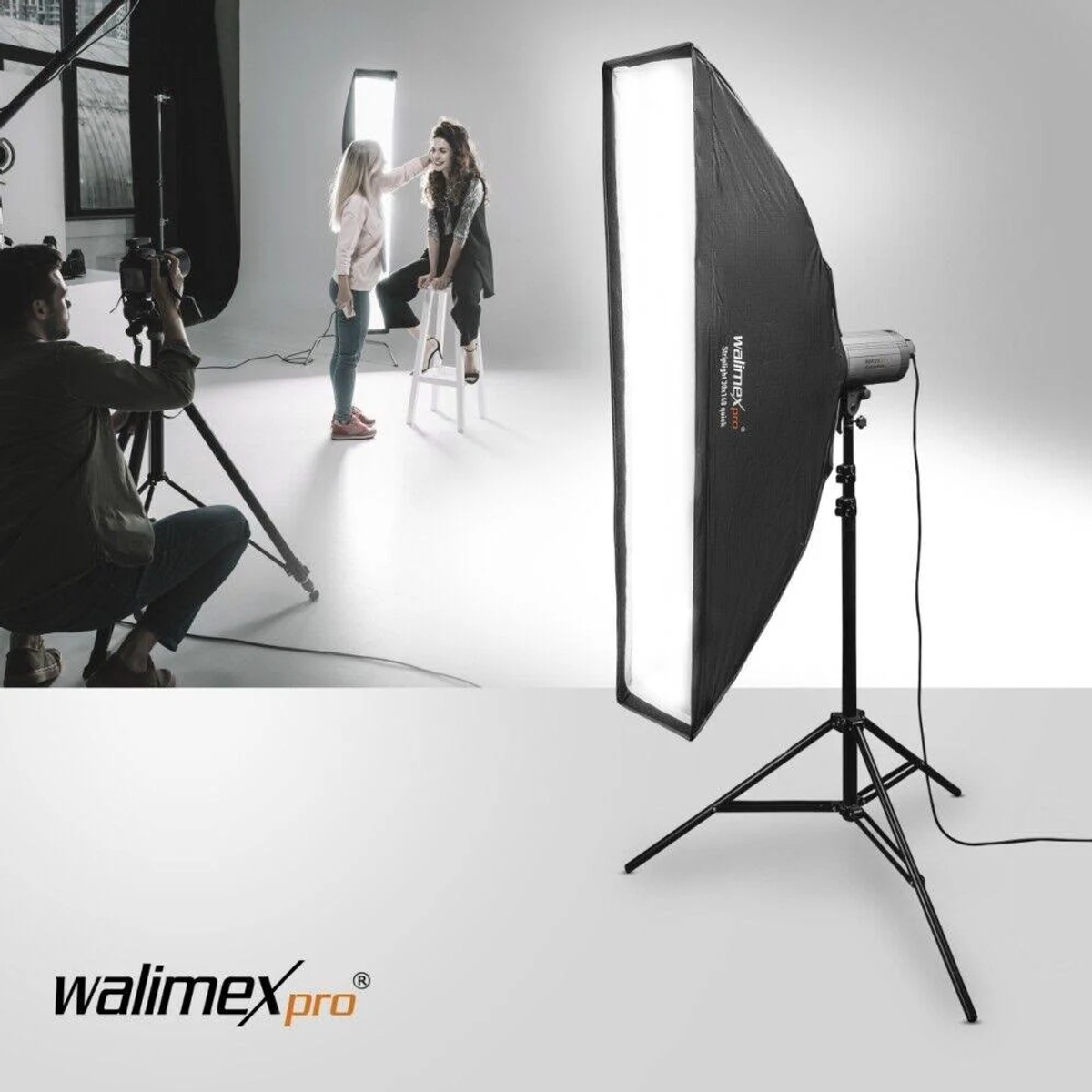 Fotograf macht Foto von zwei Frauen in einem Studio mit Blitzlicht.