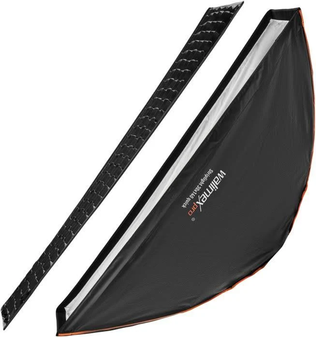 Ein schwarzer WalimexPro 30x140 Quick Stripbox mit Wabenaufsatz auf Weiß.