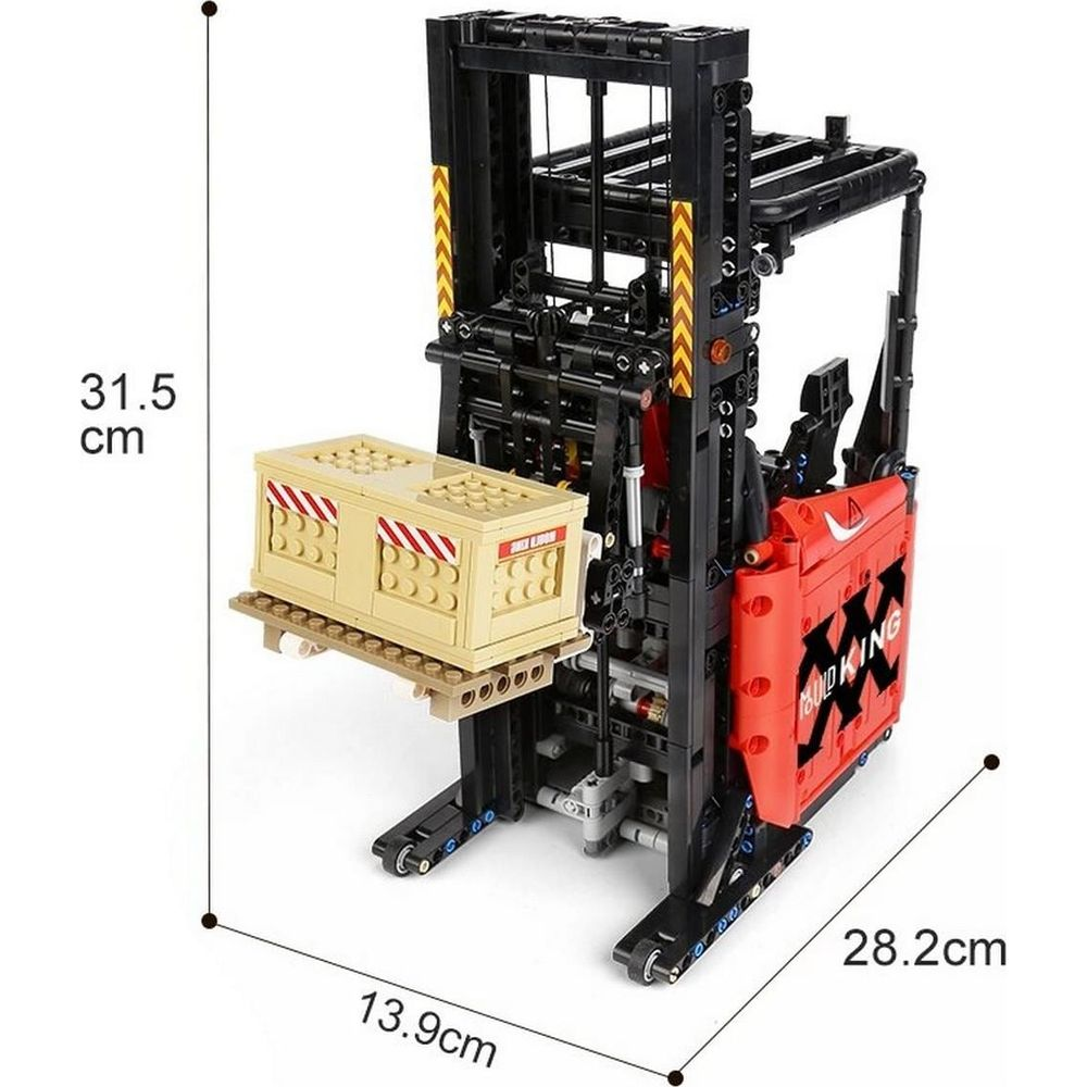 Un modèle de chariot élévateur jouet noir et rouge avec une caisse beige sur ses fourches.