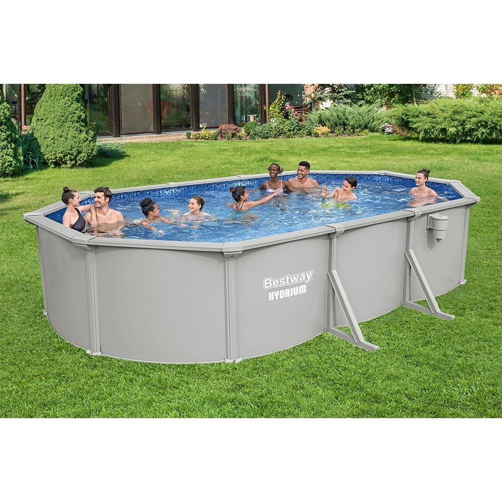 Une famille barbote dans une piscine Bestway Hydrium dans un jardin.