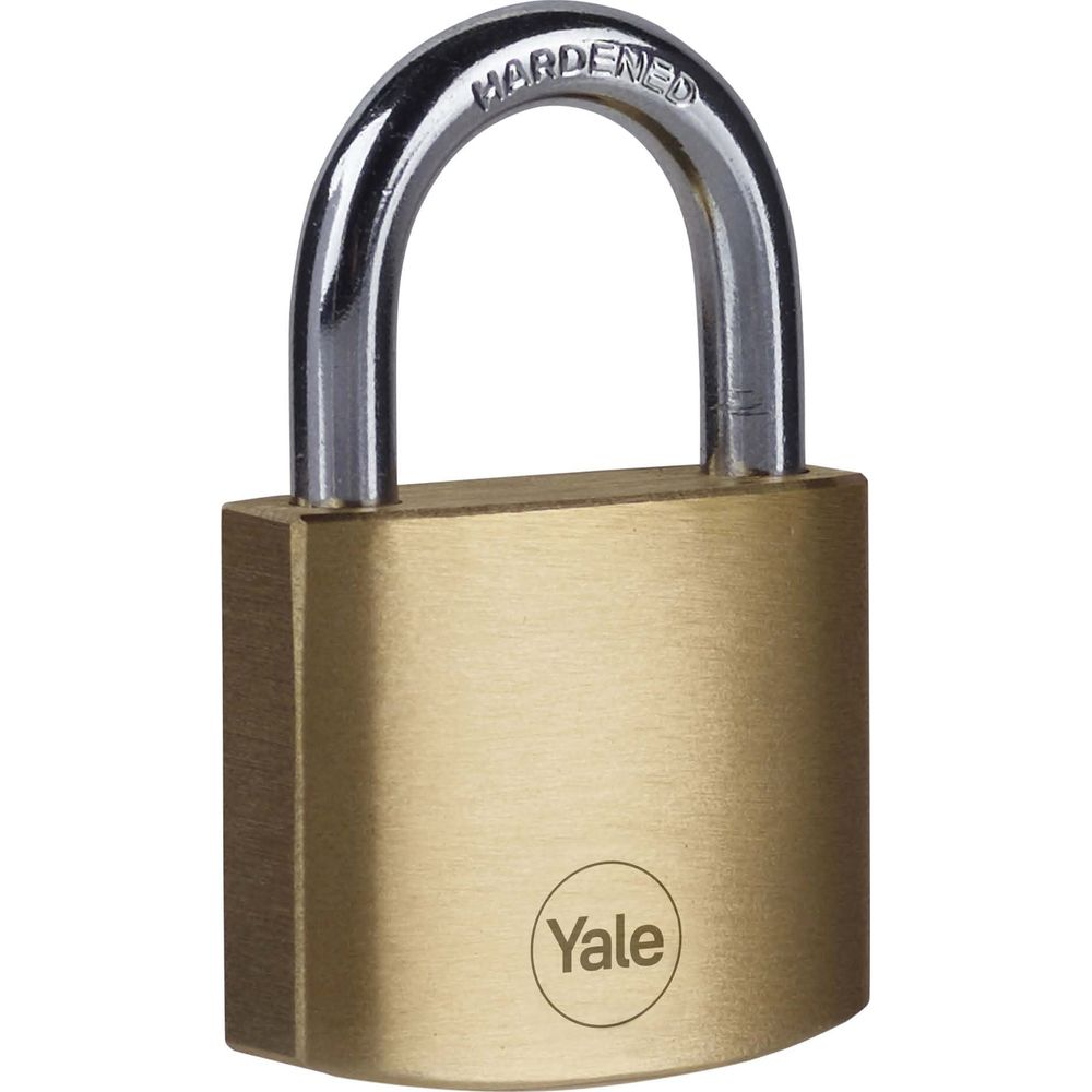 Un lucchetto in ottone con arco argentato, etichettato "HARDENED" e logo "Yale".