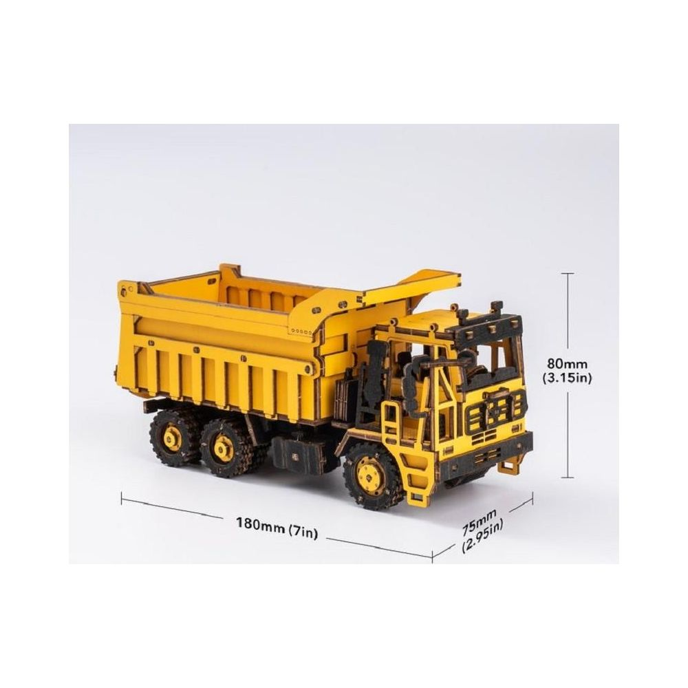 Gelber kippbarer Spielzeuglastwagen aus Holz mit schwarzen Details und Rädern.