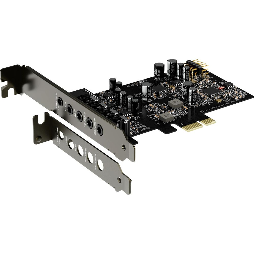 Una scheda audio nera con porte e componenti su sfondo bianco.