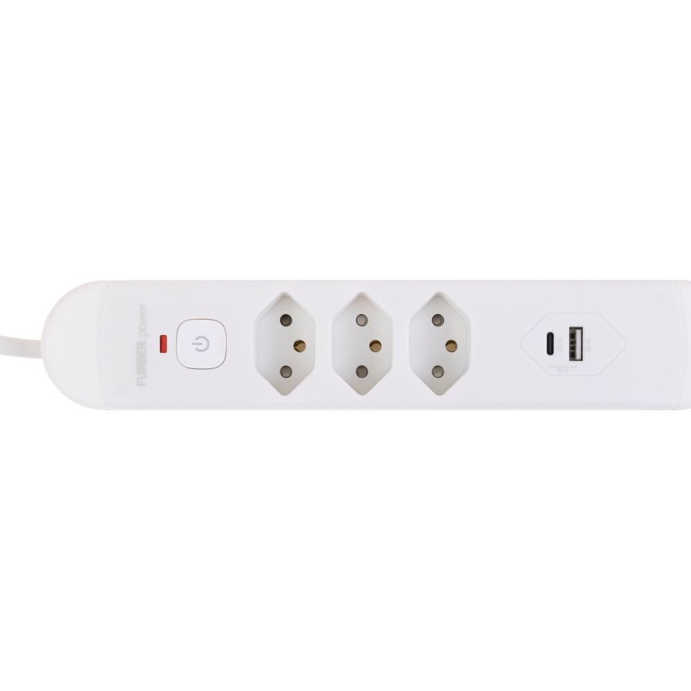 Ein weißer Mehrfachsteckdosenadapter mit drei Steckdosen und einem USB-Anschluss.