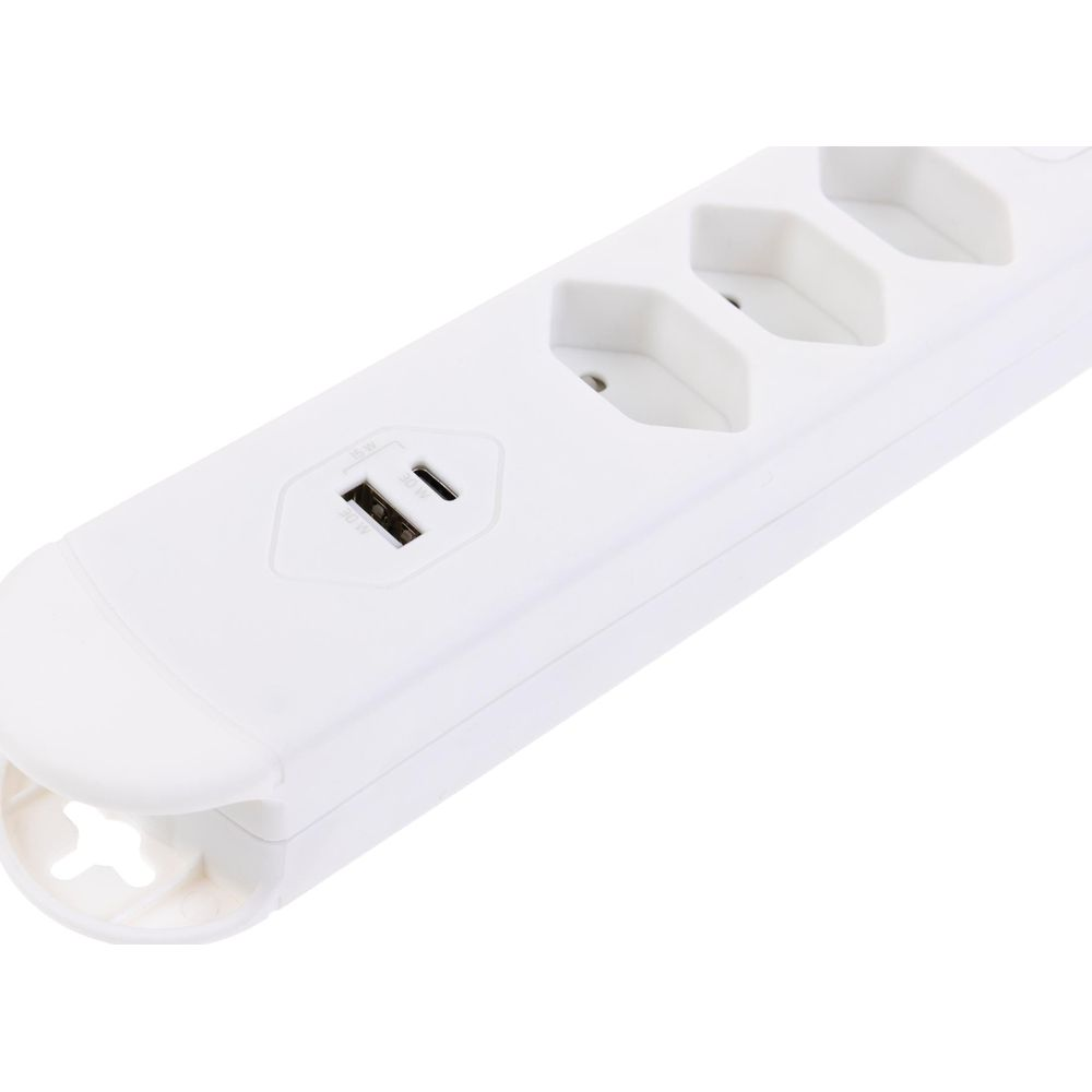 Weiße Steckdosenleiste mit mehreren Steckplätzen und zwei USB-Anschlüssen.