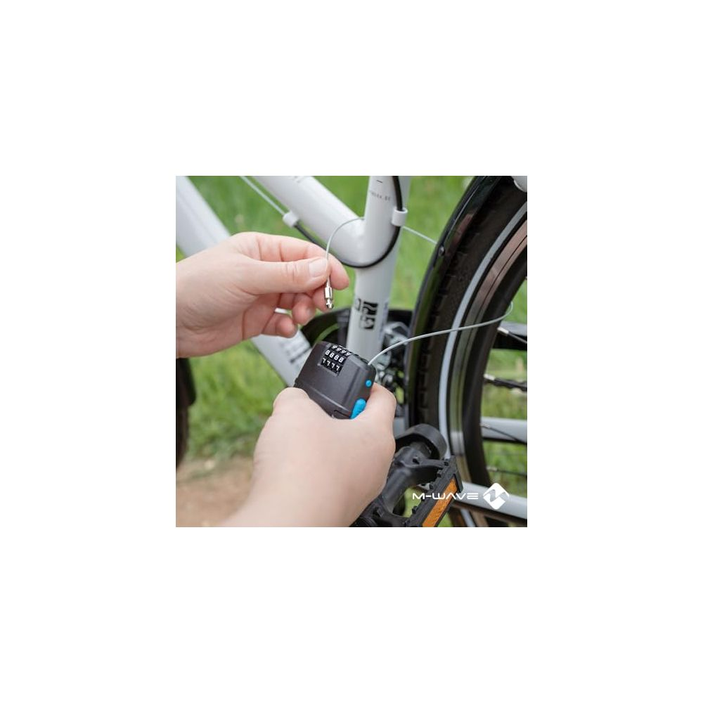 Hände stellen ein Fahrradschloss mit Zahlencode an einem Fahrrad ein.