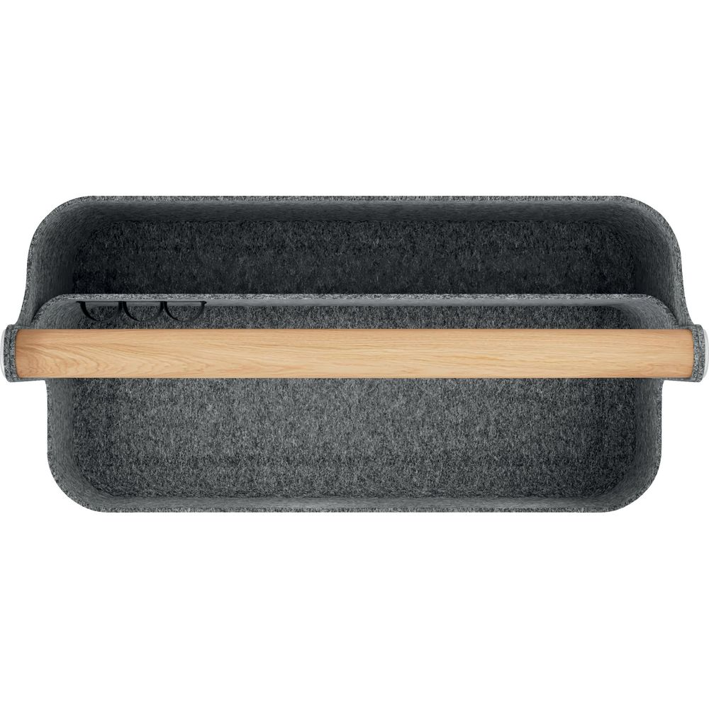 Panier en feutre gris avec poignée en bois et crochets.