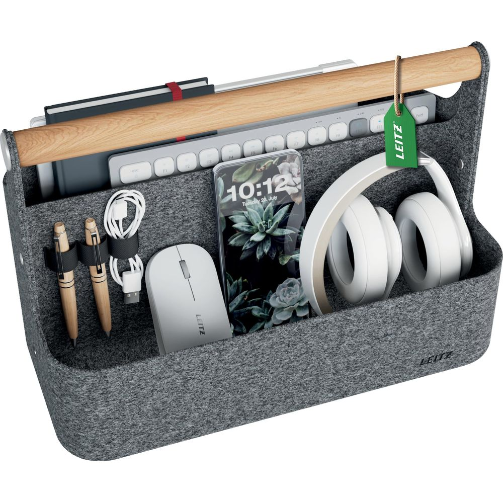 Organisateur en feutre gris avec poignée en bois, rempli de clavier, téléphone, casque et souris.