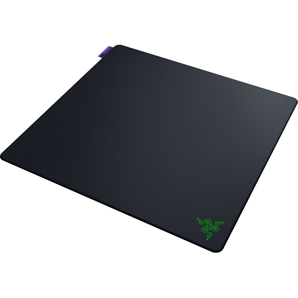 Schwarzes Razer Mauspad mit grünem Logo und lila Etikett.