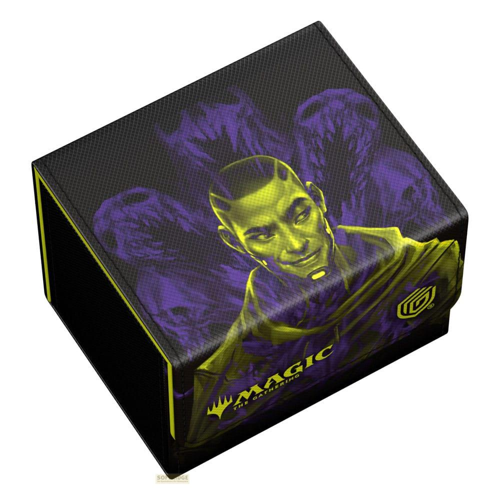 Une boîte à cartes noire avec un graphisme jaune et violet d'un homme et le texte "Magic The Gathering".