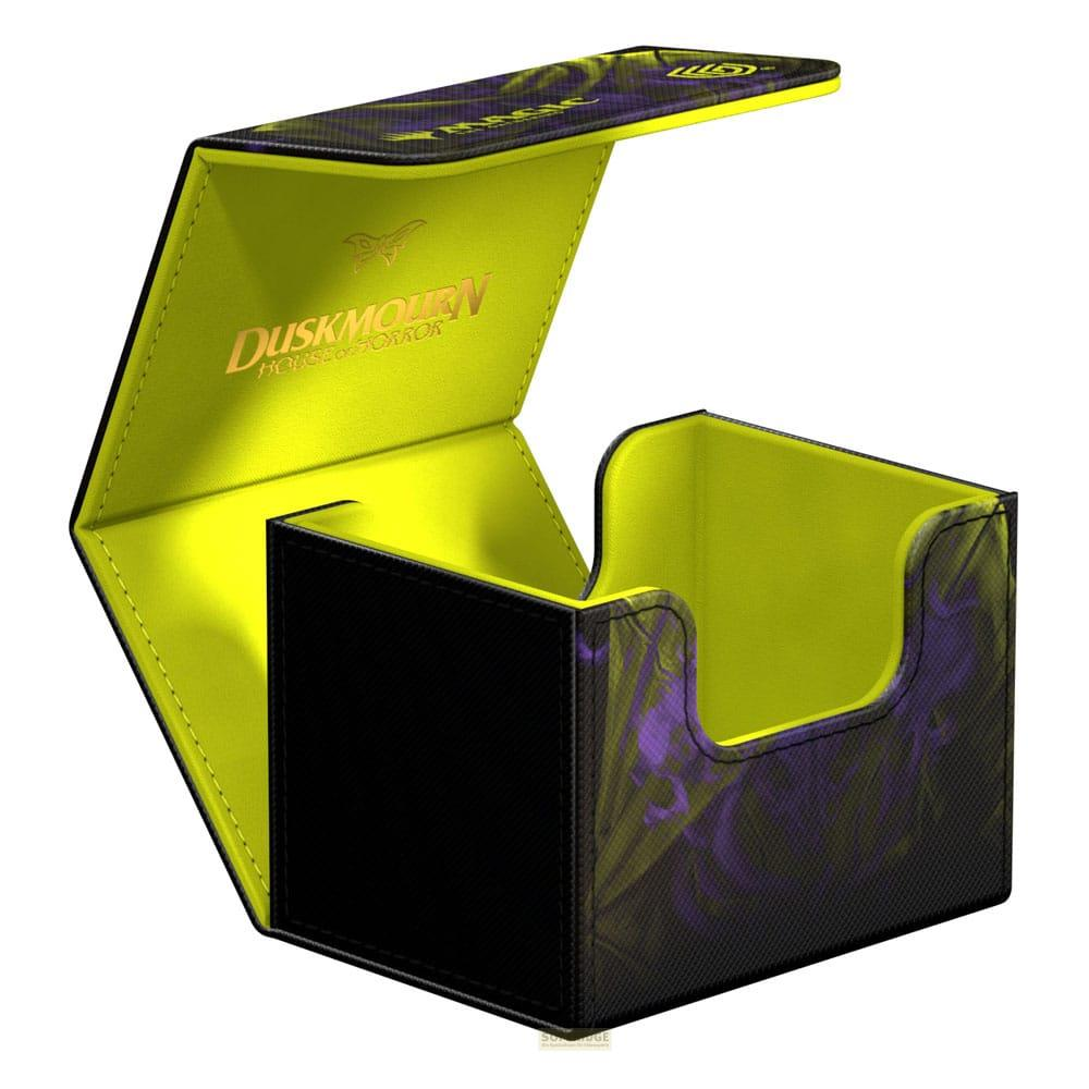 Une boîte noire pour jeux de cartes, intérieur jaune, logo "Dusk-Mourn". Couvercle ouvert.
