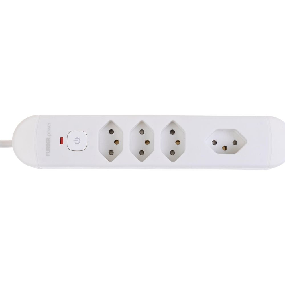 Une multiprise blanche avec quatre prises, un bouton d'alimentation et un voyant.