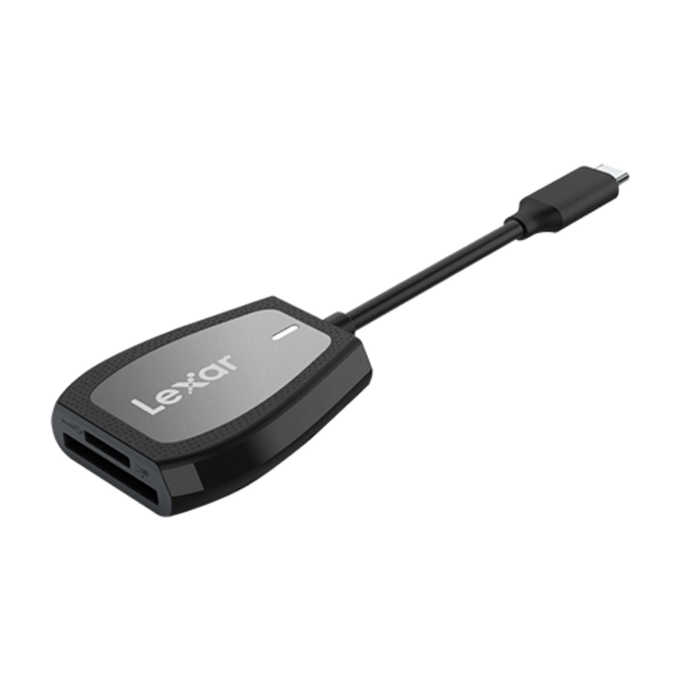 Un lettore di schede Lexar nero con connettore USB-C e spia bianca.