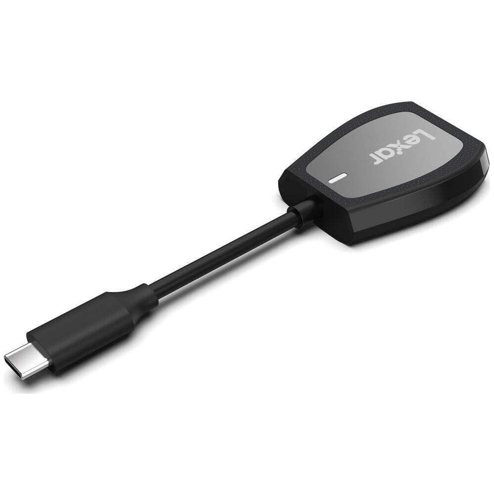 Un lettore di schede Lexar USB-C nero con cavo corto e connettore USB-C.