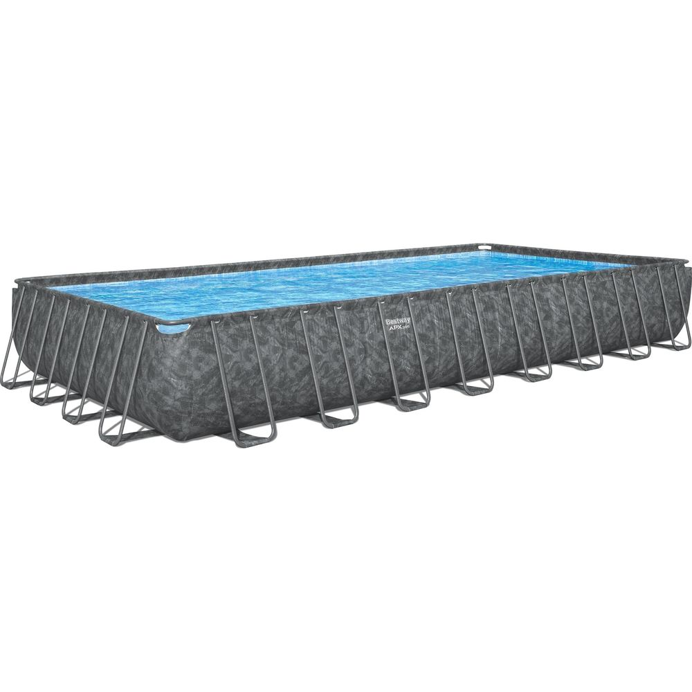 Piscine rectangulaire à cadre métallique, eau bleue et parois grises.