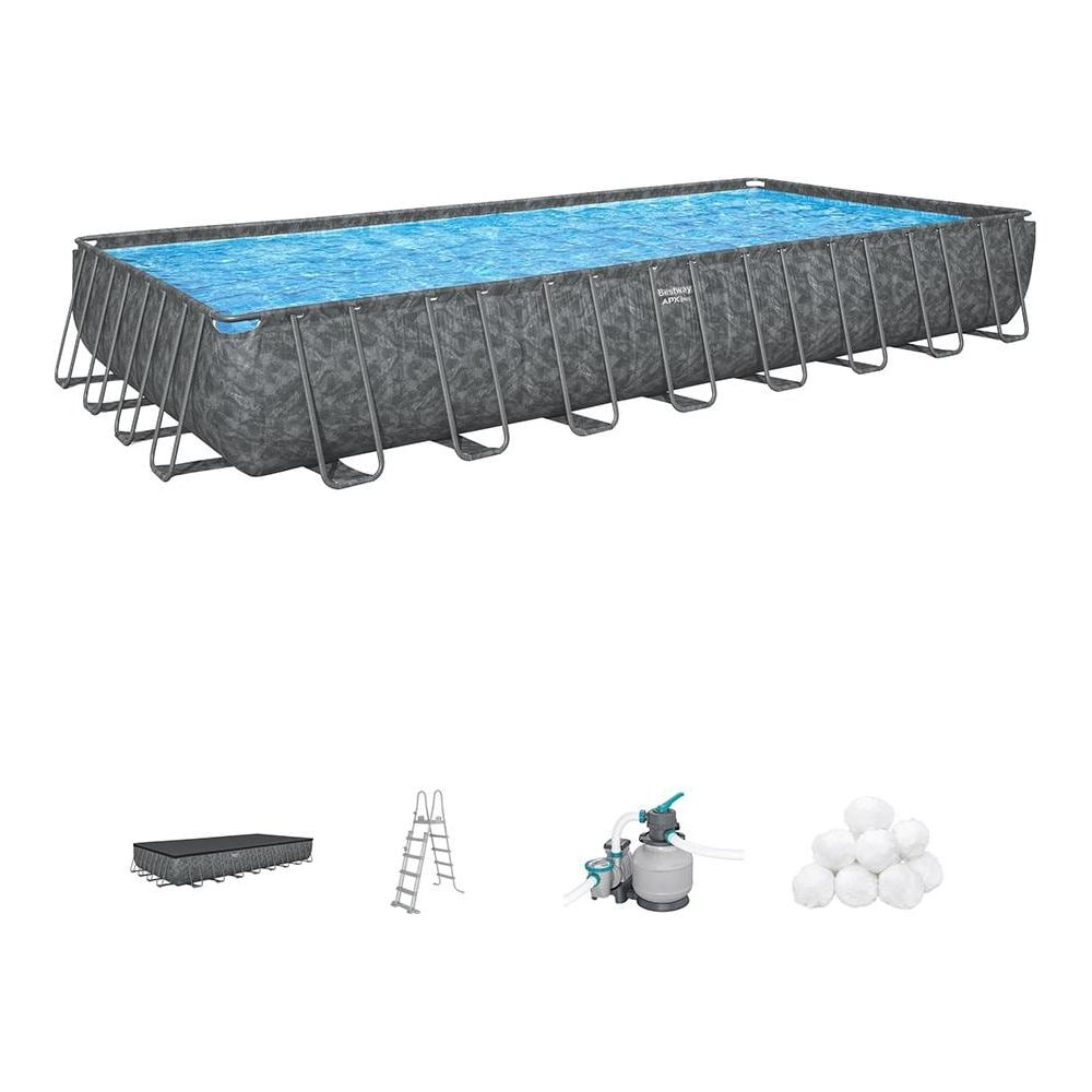 Piscine rectangulaire à motif gris, échelle, pompe et boules blanches.