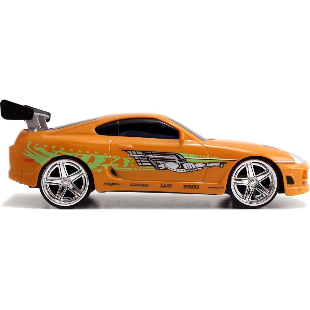 Oranges Spielzeugauto mit Spoiler und grüner Grafik. Weißer Hintergrund.