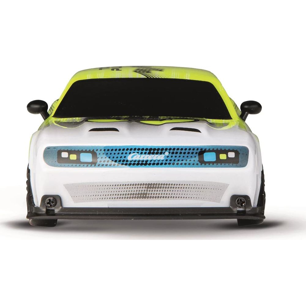 Ein weißes und neongrünes Spielzeugauto mit schwarzen Fenstern und blauen Akzenten.