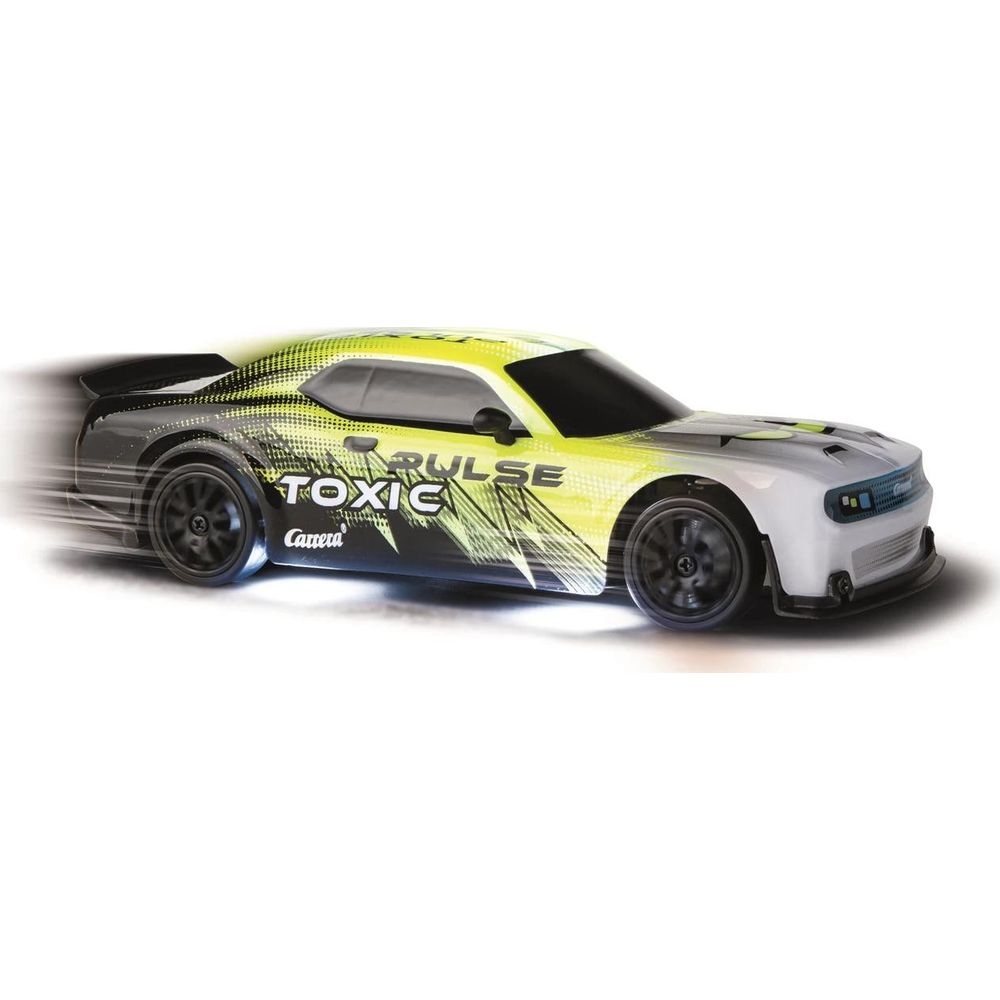 Ein weißes und gelbes ferngesteuertes Auto mit der Aufschrift "Toxic Pulse" fährt schnell.