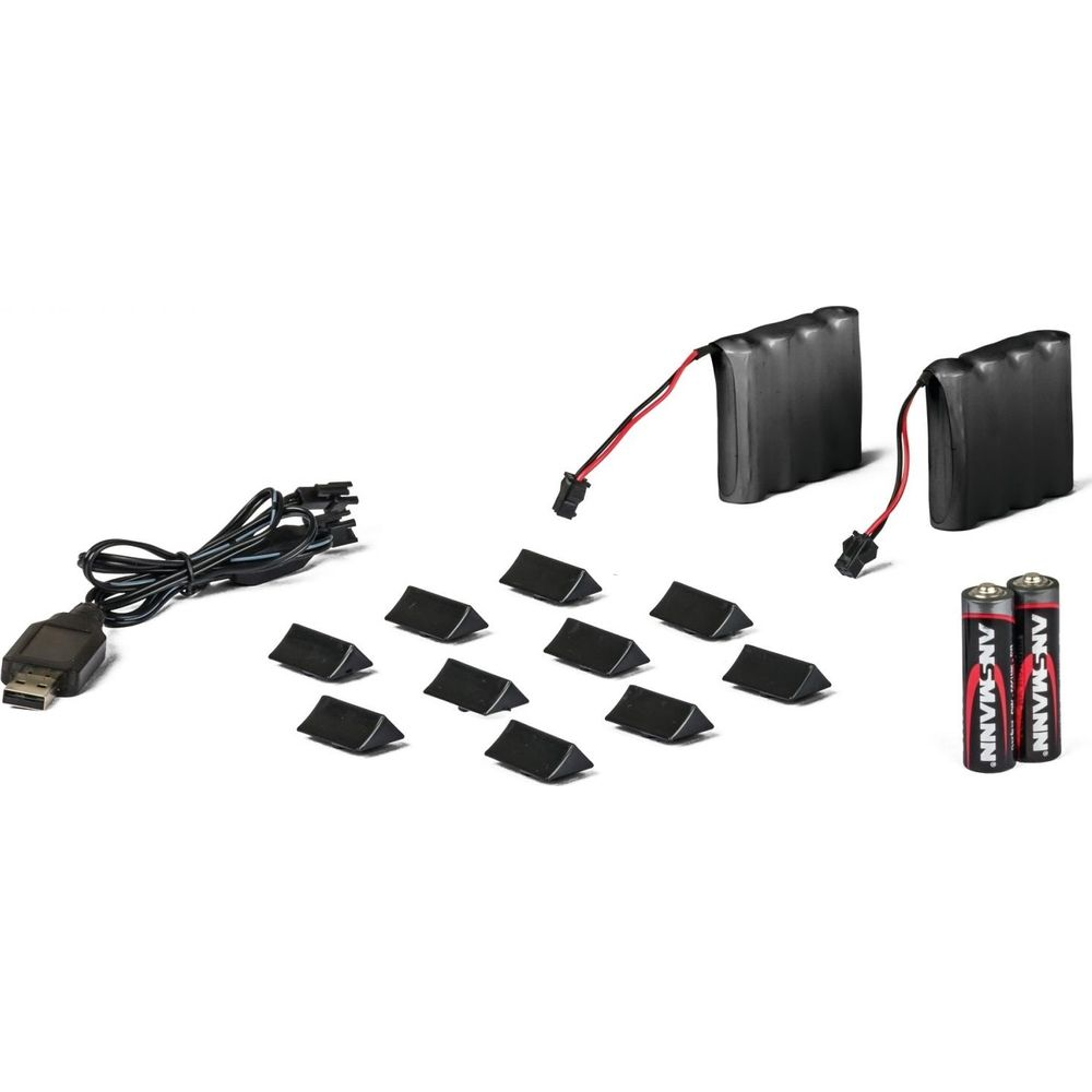 Ein USB-Kabel, acht kleine schwarze Verbinder, zwei Akkupacks und zwei AA-Batterien.