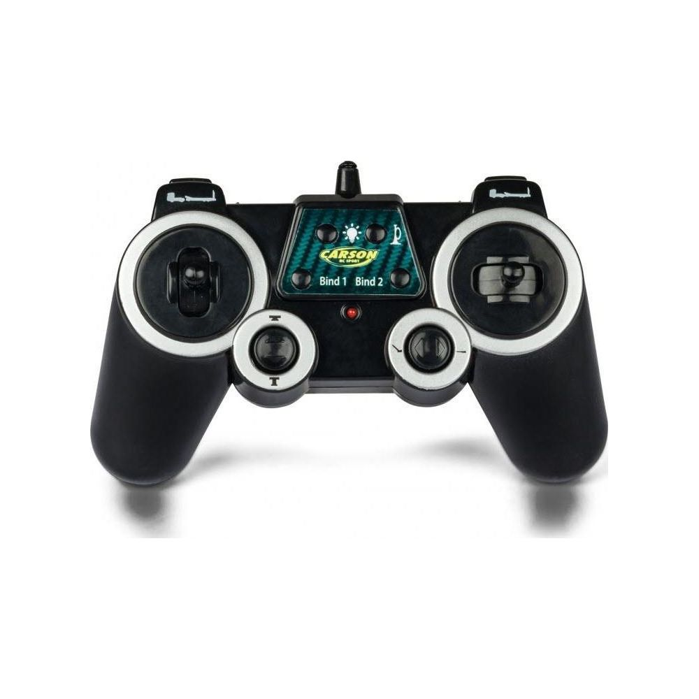 Schwarze RC-Fernbedienung mit Joysticks, Tasten und Carson-Logo. Weißer Hintergrund.