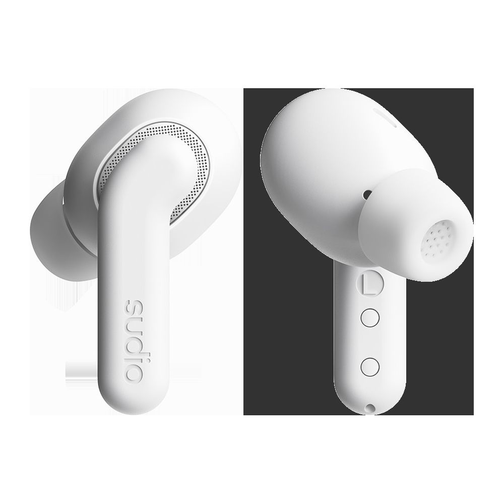 Deux écouteurs blancs Sudio côte à côte, avec le logo sur l'écouteur gauche.