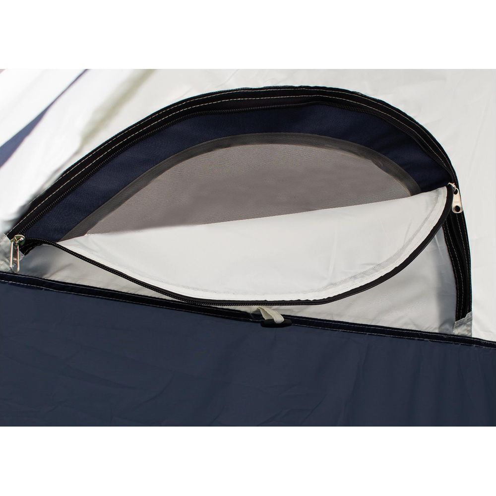 Vista interna di una tenda con cerniera aperta e finestra in rete.