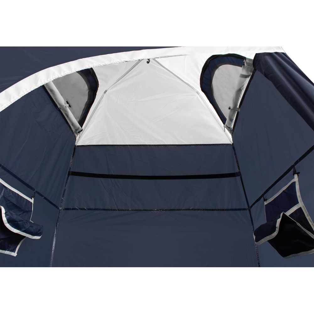 Vista interna di una tenda blu scuro con accenti bianchi e finestre.
