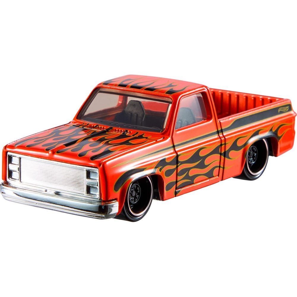 Ein rotes Spielzeugauto mit Flammenmuster und Chromgrill.