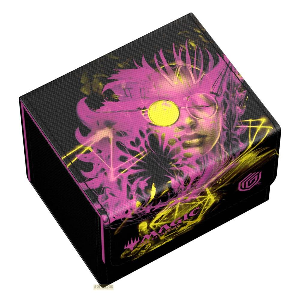 Boîte noire avec un design tribal rose et jaune d'une femme portant des lunettes.