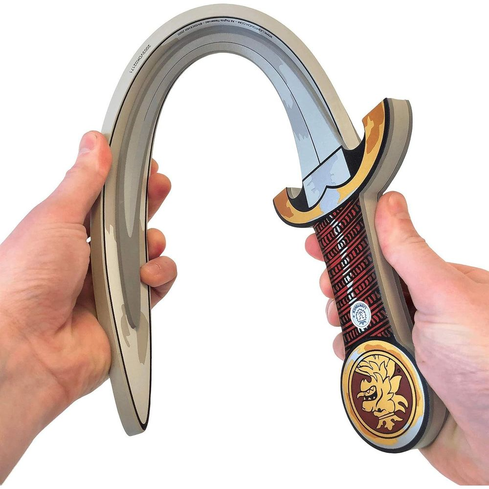 Due mani piegano una spada giocattolo flessibile in legno e metallo. È pieghevole.