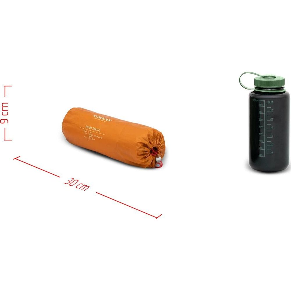 Tenda arancione arrotolata, lunga 30cm, larga 9cm. Borraccia nera con tappo verde.