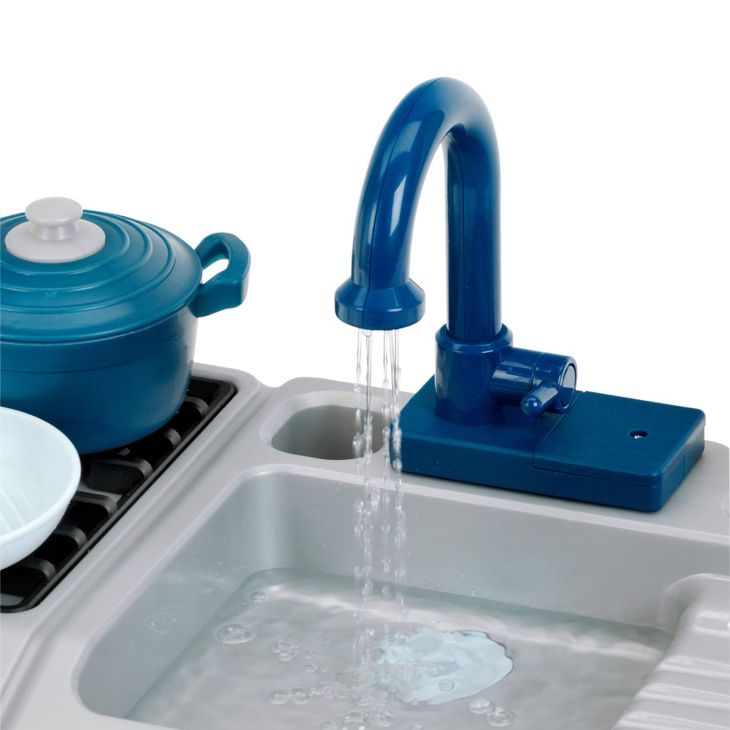 Spielzeugspüle mit blauem Wasserhahn, der Wasser in die Spüle laufen lässt, blauer Topf auf dem Herd.