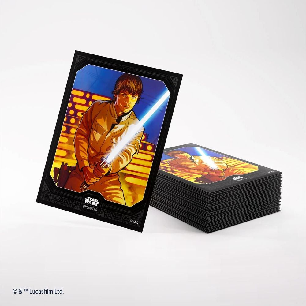 Luke Skywalker avec un sabre laser sur une carte; à côté d'une pile de cartes.