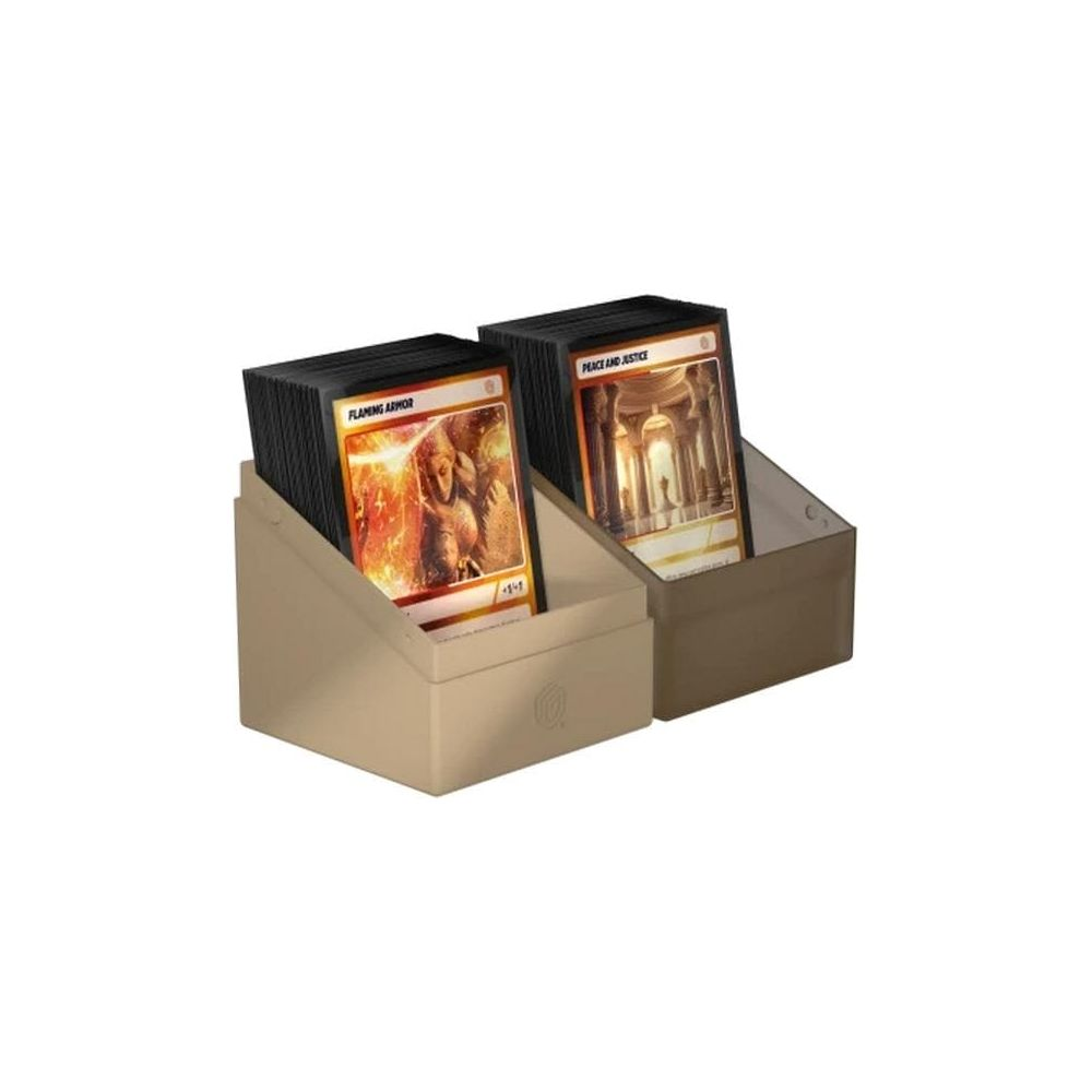 Deux piles de cartes à jouer dans des boîtes de jeu beiges. Une carte montre une armure en flammes.