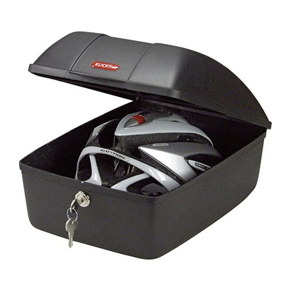 Ein silberner Fahrradhelm mit schwarzen und roten Akzenten in einer schwarzen Aufbewahrungsbox.