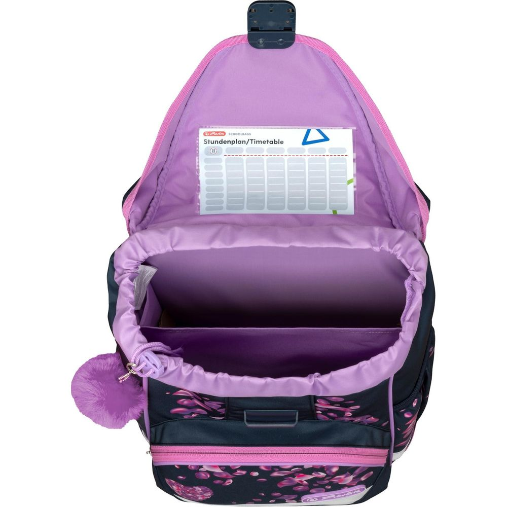Offener dunkelblauer Rucksack mit lila Futter und Blumenmuster. Ein Stundenplan ist sichtbar.