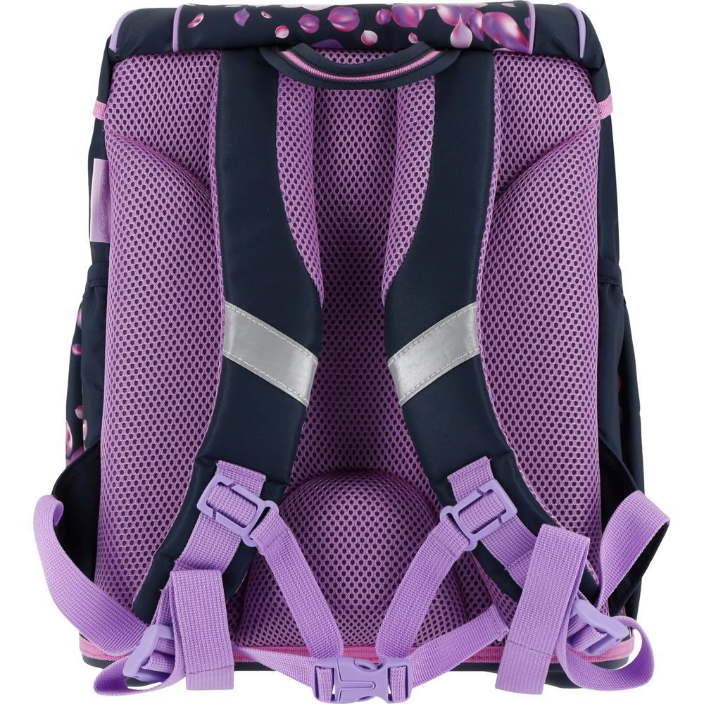 Rückseite eines dunkelblauen Rucksacks mit violettem Netzgewebe und Riemen.