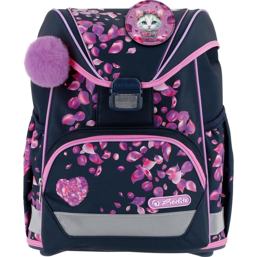 Dunkelblauer Rucksack mit Blütenmuster, Katzen-Anhänger und flauschigem Ball.