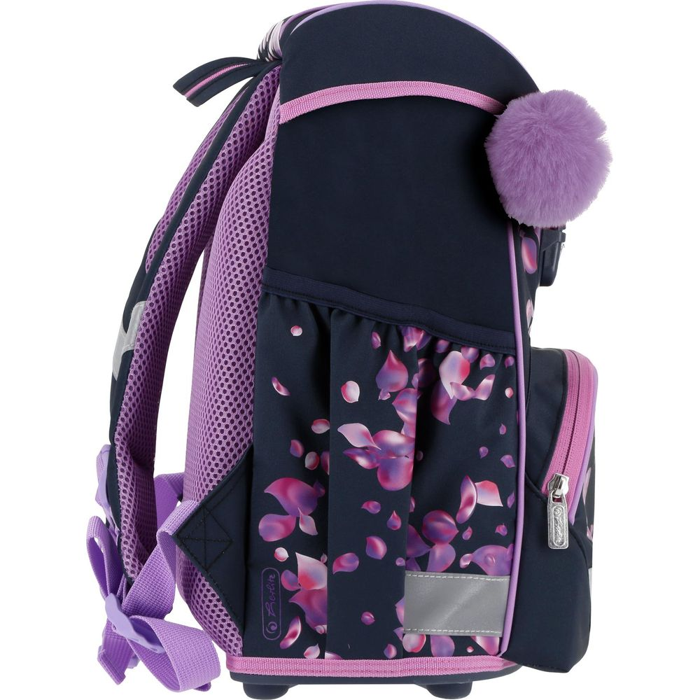 Dunkelblauer Rucksack mit lila Blumenmuster, pinken Akzenten und lila Bommel.